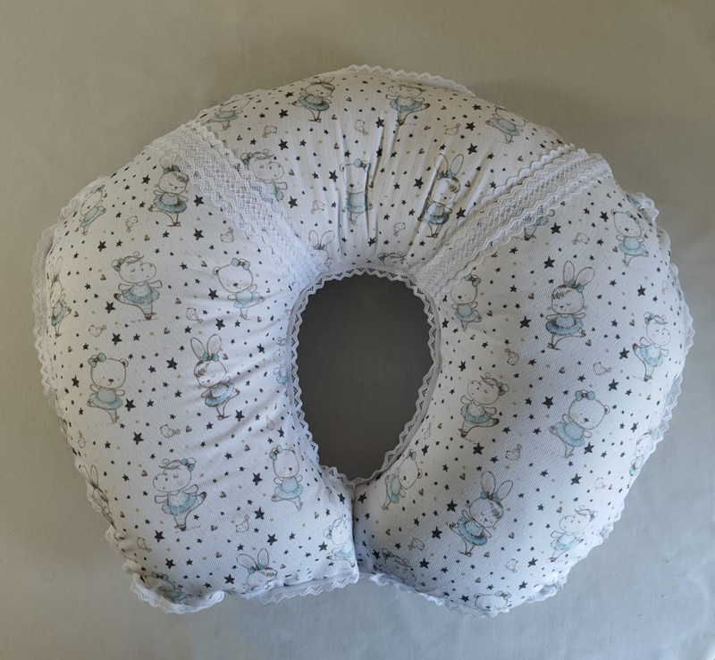 COJÍN DE LACTANCIA DE BAILARINAS CON ESTRELLITAS Y ENCAJE